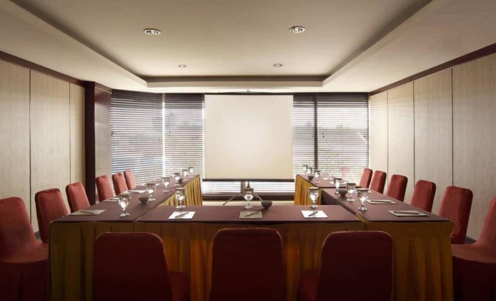 Santika Premiere Hotel 4*